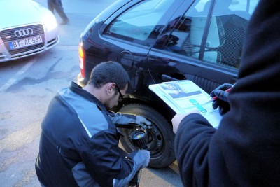 Bei Reifen Deubzer wurde aber nicht nur für einen Euro pro Liter getankt, die Deubzer-Mitarbeiter nutzten die Gelegenheit zu einem kostenlosen Reifen-Check