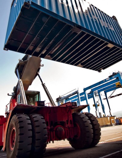 Auch bei den sogenannten Reach Stackern sind von Marangoni runderneuerte Hafenreifen in vielen Häfen und Containerterminals im Einsatz