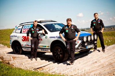 Das Team mit Matthias Prillwitz, Rainer Zietlow und Marius Biela (von links) hoffen, innerhalb von zehn Tagen die Strecke vom Nordkap zum Südkap auf nur einem Satz Reifen zurücklegen zu können