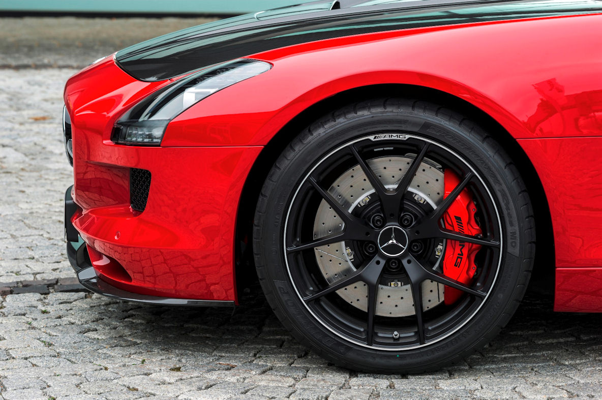 Dunlop Sport Maxx Race auf SLS AMG GT FINAL EDITION