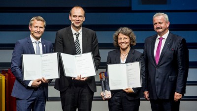 Der Preis wurde im Beisein von Bundespräsident Joachim Gauck und dem hessischen Ministerpräsident Volker Bouffier übergeben