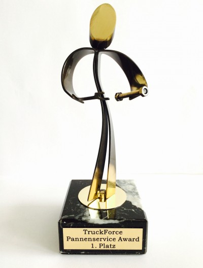 Neben einer Siegertrophäe erhielten die Gewinner als Anerkennung für ihre Leistung auch eine Prämie von Goodyear Dunlop
