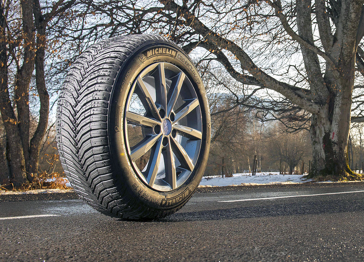 Шина мишлен зима. Michelin CROSSCLIMATE+ r14. Зимняя резина летом. SUV резина. Колесо на дороге.