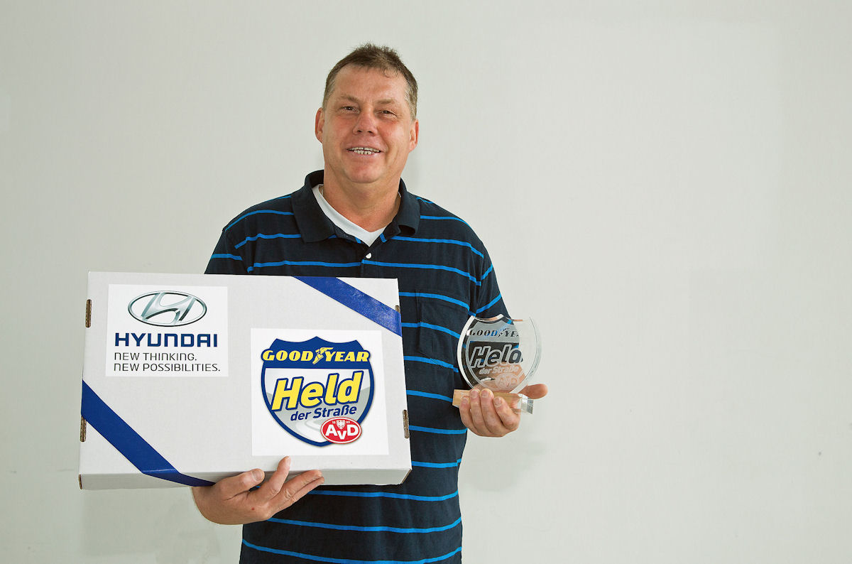 Winkler mit Paket und Pokal tb