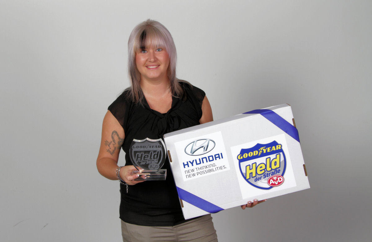 Janett Hupka mit Hyundai Paket und Pokal tb