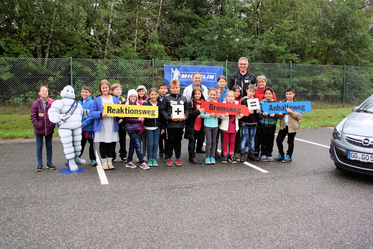 Michelin Achtung Auto Gruppenfoto tb