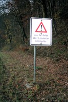 Einige Kommunen in Deutschland stellen entsprechende Hinweisschilder auf, dass Schneeketten mitunter angezeigt, nicht aber Pflicht sind