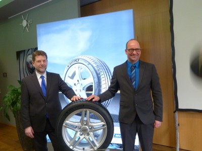 Reimund Müller (li.) und Michael Küster haben im Rahmen einer Roadshow die Michelin-Sommerreifenpalette präsentiert