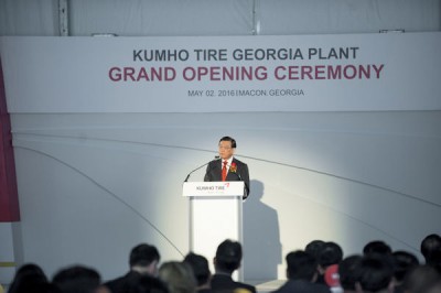 Sam-Koo Park, Chairman der Kumho Asiana Group, konnte im neuen Werk im Bibb County (Georgia/USA) zahlreiche Gäste zur Eröffnung begrüßen
