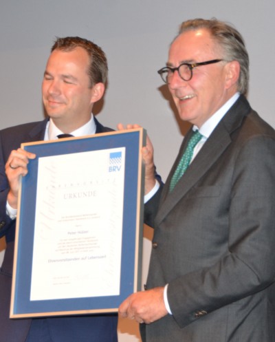 Peter Hülzer ist jetzt Ehrenvorsitzender auf Lebenszeit beim BRV. Übergeben hat ihm die Urkunde Stephan Helm (links)