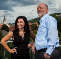 Als SAP-Partner haben die Poet GmbH mit ihrer Geschäftsführerin Gerlinde Wiest-Gümbel sowie die Cormeta AG rund um Vorstand Holger Behrens gemeinsam die Gesamtverantwortung in Bezug auf das neue Knoll-Warenwirtschaftssystem samt angeschlossenem Onlineshop getragen