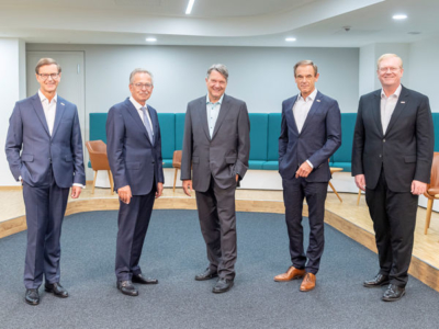 Von links: Prof. Dr. Stefan Asenkerschbaumer und Franz Fehrenbach mit Dr. Christof Bosch als Vertreter der Familie Bosch sowie Dr. Volkmar Denner und Dr. Stefan Hartung (Bild: Bosch)