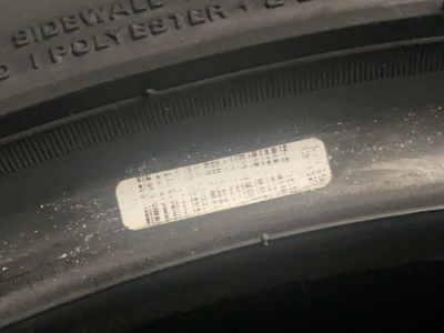 Hersteller prangern das Entfernen von Barcodes im Wulstbereich ihrer Reifen unter anderem wegen Sicherheitsbedenken an, während umgekehrt aus dem Handel zu hören ist, dass sie mitunter zu Luftverlusten führen und man sich deshalb entferne (Bild: Leserfoto)