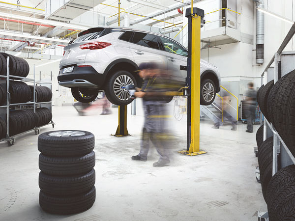 Mit den bei Opel-Vertragshändlern angebotenen Markenreifen sollen Kunden nicht nur „kräftig sparen“, sondern zwei Jahre lang im Schadensfall auch von einem kostenlosen Reifenersatz profitieren können (Bild: Opel Automobile GmbH)
