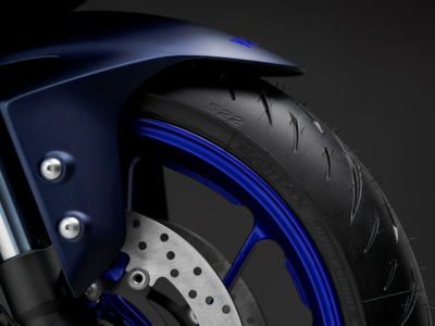 Ab Werk wird Yamahas aktuelle YZF-R7 mit Bridgestone-Reifen des Typs „Battlax Hypersport S22” bestückt (Bild: Yamaha)
