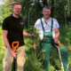 RTS-Produktmanager Sascha Schnitter (links) und Plant-My-Tree-Gründer Sören Brüntgens pflanzen gemeinsam die ersten Setzlinge für einen Mischwald im Aufforstungsgebiet Südharz-Hayn (Bild: RTS)