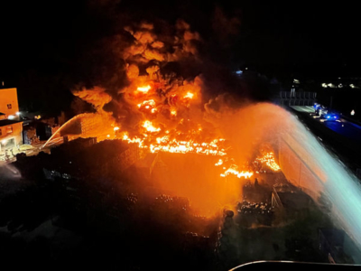 Beim Eintreffen der Einsatzkräfte sollen auf einer Fläche von 1.600 Quadratmetern gestapelte Altreifen in Flammen gestanden haben (Bild: Feuerwehr Bochum)