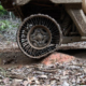Muss sich bei der US-Armee beweisen: Michelins Luftlosreifen „Tweel“ bei Tests in tropischen Gefilden (Bild: US Army)