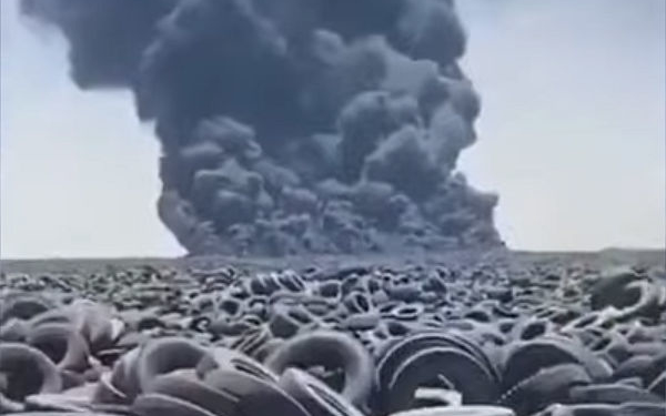 Seit 2007 soll es keine Exporte gebrauchter Reifen von Deutschland aus nach Kuwait gegeben haben, wo auf einem dortigen riesigen Altreifenlager jüngst eine größere Menge davon in Brand geraten zu sein scheint (Bild: YouTube/Screenshot)