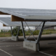 Das erste von zwei gemeinsamen Projekten mit Enovos am Goodyear-Standort Colmar-Berg ist fertiggestellt: Ein Carport mit 1.500 Solarpaneelen auf dem Dach soll jährlich 657.500 kWh an „grünem“ Strom erzeugen können (Bild: Goodyear)