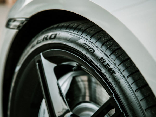 Pirellis „P Zero“ mit Elect-Kennzeichnung ist in München unter anderem an Fahrzeugen wie dem Porsche Taycan, Ford Mustang Mach-E GT, Polestar 1, BMW iX sowie EQE von Mercedes-Benz zu sehen gewesen (Bild: Pirelli)