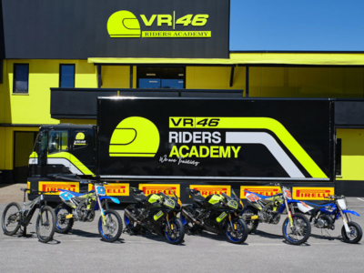 Die Zusammenarbeit Pirellis mit der „VR46 Riders Academy“ erstreckt sich auf sämtlicher Fahrzeuge der bei den Trainings zum Einsatz kommenden Flotte bestehen aus Straßen- und Motocross-Motorrädern sowie E-Mountainbikes (Bild: Pirelli)