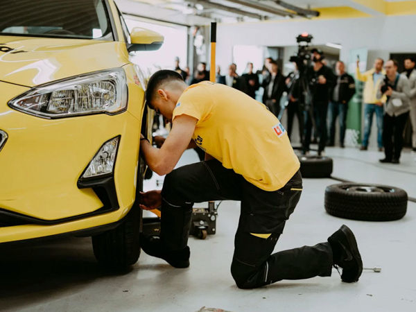 Nur 49,03 Sekunden brauchte die Lehrlingsmannschaft der österreichischen Kfz-Werkstattkette Lucky Car, um an einem Pkw aller vier Reifen bzw. Räder zu wechseln (Bild: Lucky Car)