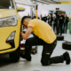 Nur 49,03 Sekunden brauchte die Lehrlingsmannschaft der österreichischen Kfz-Werkstattkette Lucky Car, um an einem Pkw aller vier Reifen bzw. Räder zu wechseln (Bild: Lucky Car)
