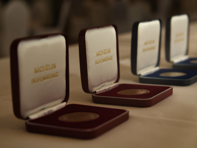 Neben einer Jubiläumsprämie erhielten die Mitarbeiter für ihre langjährige Unternehmenstreue eine Bronzemedaille für 25 Jahre, eine Silbermedaille für 40 Jahre sowie eine Goldmedaille für 50 Jahre Betriebszugehörigkeit (Bild: Michelin)