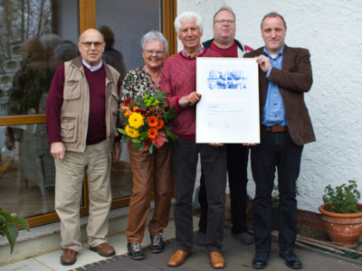 Urkundenübergabe (von links): Heinz Becker; Anita und Fritz Eggers, Marcel Eggers sowie Michael Becker (Bild: Vulkaniseur- und Reifenmechanikerinnung Ostwestfalen-Lippe)