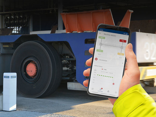 Goodyear beschreibt sein „DrivePoint Heavy Duty“ genanntes Reifendruckkontrollsystem (RDKS) als erste Lösung ihrer Art, die Automated Guided Vehicles (AGVs) – fahrerlose automatisierte Containertransportfahrzeuge – unterstützt und die Effizienz bzw. Sicherheit des täglichen Hafenbetriebs erhöht (Bild: Goodyear)