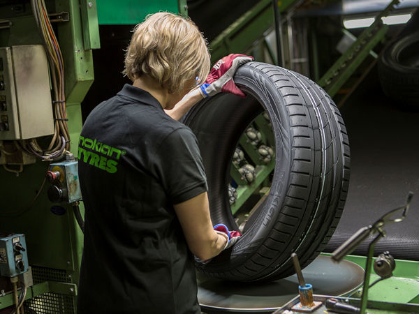 In seinem Stammwerk im finnischen Nokia will Nokian Tyres die Pkw-Reifenproduktion „signifikant“ erhöhen und dazu 80 zusätzliche Mitarbeiter einstellen (Bild: Nokian Tyres)