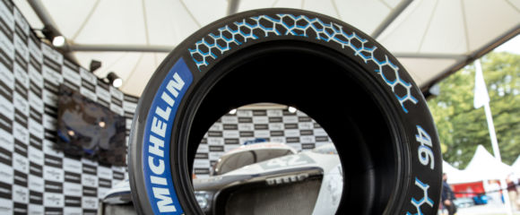 Auch den Bereich Motorsport geht Michelin an, wie dieser laut Hersteller zu beinahe zur Hälfte nachhaltige Reifen für Autorennen zeigt oder der Umstand, dass der Alleinausrüster der MotoGP-Motorradrennserie ab der Saison 2022 weniger seiner Slicks mit an die Strecken bringen will (Bild: Michelin)