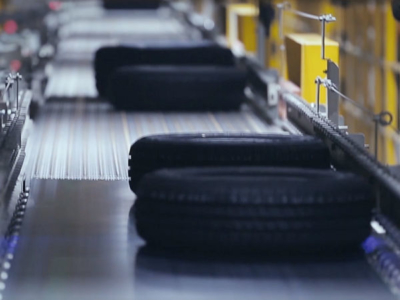 Laut der US-Verkehrssicherheitsbehörde NHTSA könne es bei den betroffenen Reifen aufgrund eines Problems bei ihrer Herstellung zu einer Gürtelablösung kommen (Bild: Sailun-Unternehmensvideo/Screenshot)