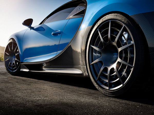 Gegenüber dem „normalen“ Chiron soll Bugattis Chiron Pur Sport für ein Mehr an Kurvengeschwindigkeit rund 50 Kilogramm weniger auf die Waage bringen, wozu nicht zuletzt um jeweils vier Kilogramm leichtere Magnesiumräder mit optionalen sogenannte Aero-Flügeln für eine verbesserte Luftströmung einen Beitrag leisten, auf denen der Fahrzeughersteller exklusiv Michelins „Pilot Sport Cup 2 R“ montiert (Bild: Bugatti)