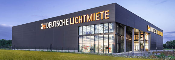 Die mehr als 100 Mitarbeiter an acht Standorten zählende Deutsche-Lichtmiete-Unternehmensgruppe mit Sitz in Oldenburg sieht sich selbst als Nummer eins für Light as a Service in Europa und ist eigenen Worten „spezialisiert auf die Herstellung und Vermietung hochwertiger, energie- und kosteneffizienter LED-Beleuchtung“ (Bild: Deutsche Lichtmiete)