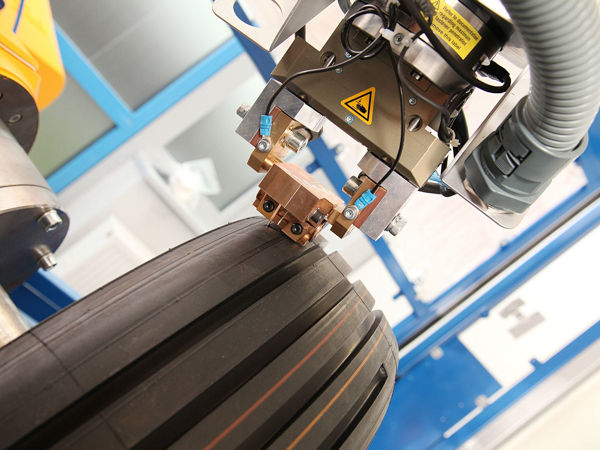 Laut der Preccon Robotics GmbH können mithilfe ihrer Anlage über speziellen Klingen automatisiert Profile in Glattreifen geschnitzt, aber auch Löcher zur Aufnahme von Spikes gebohrt sowie Markierungen aufgebracht werden (Bild: Preccon Robotics)