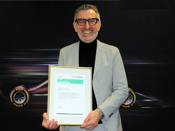 Thomas Hofmann, Leiter Personal und Organisation bei Pirelli Deutschland, mit der Auszeichnung, die das Kooperationsnetzwerk SchuleWirtschaft dem Unternehmen für sein Projekt „Digitales Praktikum“ verliehen hat (Bild: Pirelli)