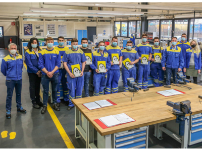Von den neun Azubis, die nach dreieinhalbjähriger Ausbildung bei Michelin in Bad Kreuznach unlängst ihr Abschlusszeugnis erhielten, setzen acht ihre Karriere an dem Standort des Reifenherstellers fort (Bild: Michelin)