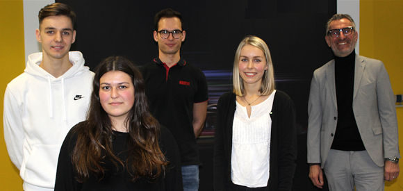 Apropos ausgezeichnet: Zur Freude von Thomas Hofmann (rechts) haben Fabian Plit, Nele Grünbeck, Lasse Olt und Lena Ostheimer (von links), die ihre Ausbildung bei Pirelli absolvierten, mit Topleistungen bei ihren Abschlussprüfungen glänzen können (Bild: Pirelli)