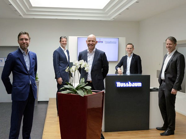 Freuen sich über den abgeschlossenen Deal (von links): Stertil-CFO Douwe Groenendijk, Nussbaum-Geschäftsführer Frank Scherer mit Bennie Stapensea von der Stertil Group sowie Phillip und Steffen Nussbaum (Bild: Stertil Group)