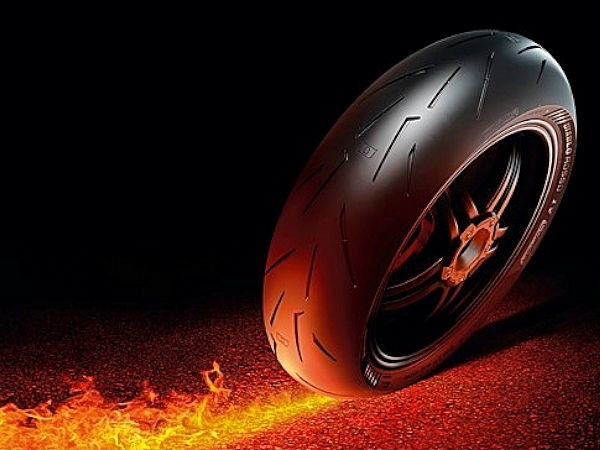 Pirellis diesjährige Sportfahrer-Promotion dreht sich um den „Diablo Rosso IV“ der Marke sowie um dessen „verschärfte“ Version namens „Diablo Rosso IV Corsa“ (Bild: Pirelli)