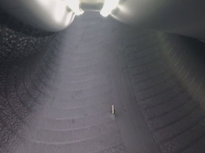 Ein TV-Beitrag des Vox-Magazins Auto Mobil gewährt dank Kamera auf der Innenseite einer Felge Liveblicke ins Reifeninnere und zeigt, was dort passiert, wenn ein so bereifter Wagen über einen Testparcours gescheucht wird und wie sich eine im Profil steckende Schraube auswirkt (Bild: Vox/Screenshot)