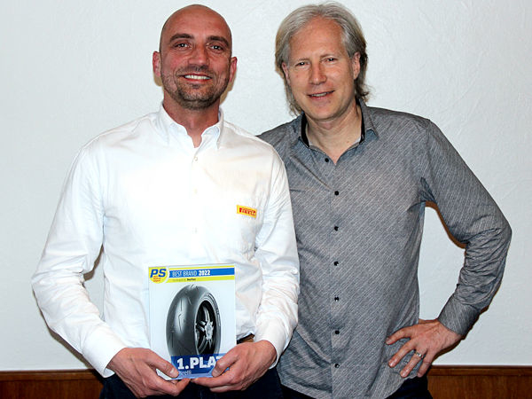 Marcus Schardt von der Motorpresse Stuttgart (rechts) übergibt den Preis in Sachen der „Best-Brand“-Wahl 2022 der PS-Leser an Michael Praschak, Leiter des Bereiches Digital Marketing und PR für Motorradreifen der Marken Pirelli/Metzeler (Bild: Pirelli)