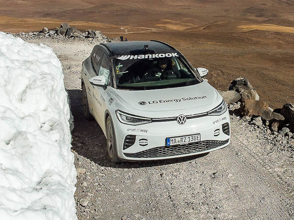 Mit einem Hankook-bereiften VW ID.4 GTX haben Rainer Zietlow und sein Team den Höhenweltrekord für Elektrofahrzeuge um 40 Meter auf nunmehr 5.816 Metern hochgeschraubt (Bild: Hankook)