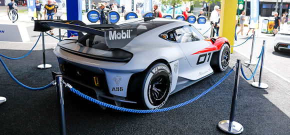 ... beim diesjährigen Goodwood Festival of Speed an einem Porsche 718 Cayman GT4 ePerformance zu sehen waren (Bild: Michelin)