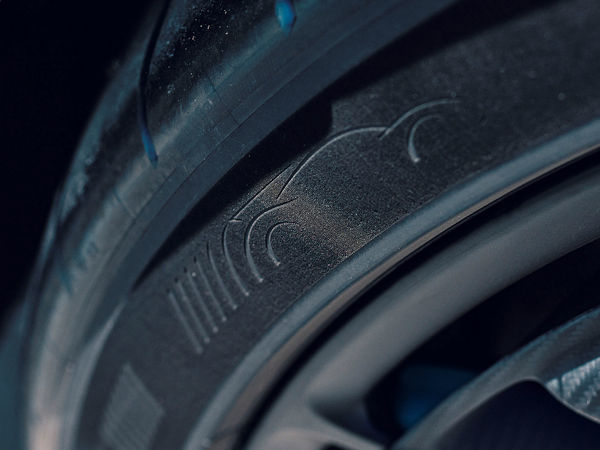 Auf der Seitenwand ist die Silhouette des AMG One zu sehen, und sie trägt auch die MO1-Kennung, die den Reifen als Mercedes-Erstausrüstungsspezifikation ausweist, zumal das Kürzel MO bekanntlich für Mercedes Original steht (Bild: Michelin)