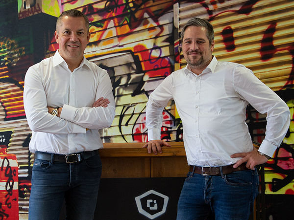 Wie Sebastian Fischer (rechts), Geschäftsführer der Gebrauchtwagenheld GmbH, sagt, teilen er und Saitow-CEO und -Gründer Michael Saitow“die gleichen Visionen und Pläne bei der Digitalisierung von Händlern im Automotive-Bereich“ (Bild: Saitow AG)