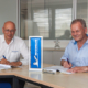 Michelin-Werkdirektor Cyrille Beau (links) und Morten Stefan Lanzenstiel, Geschäftsführer der Solar-Energiedach GmbH PV, unterzeichnen den Vertrag über die Installation zusätzlicher Solarmodule am Michelin-Standort Bad Kreuznach (Bild: Michelin/Ulrike Dalheimer)