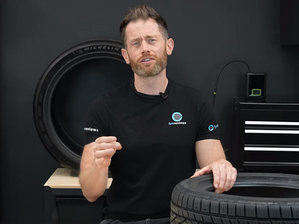 „Für den Moment tue ich mich schwer, Reifen mit einem extrem niedrigen Rollwiderstand zu empfehlen. Vielleicht wird die nächste Reifengeneration besser“, sagt Johnathan Benson von dem britischen Reifenvergleichsportal Tyre Reviews in einem seiner Videos (Bild: YouTube/Screenshot)